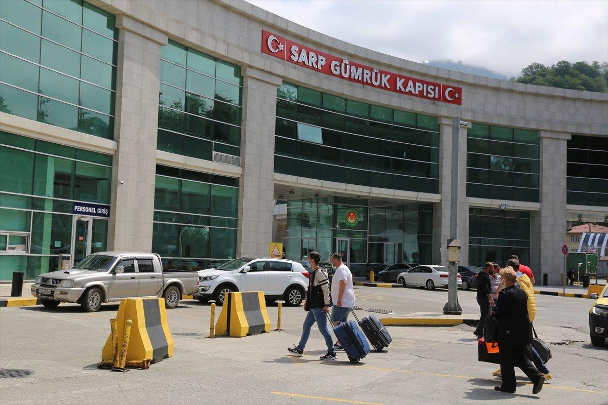 Sarp Sınır Kapısı karşılıklı yaya geçişlerine açıldı