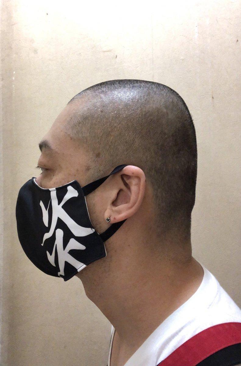 Japonya’da sattığı yemekten saç çıkınca, saçlarını kazıttı