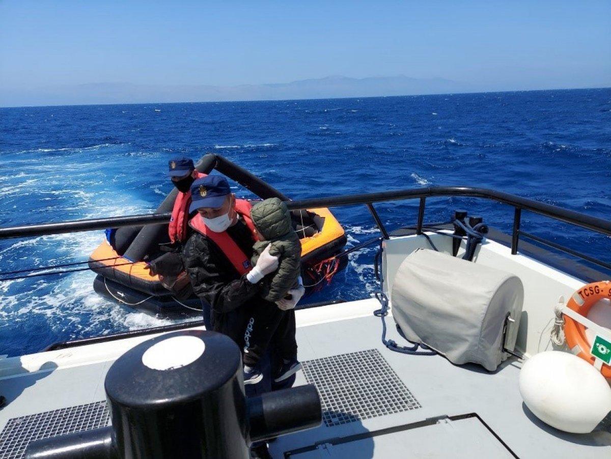 İzmir'de 74 sığınmacı kurtarıldı