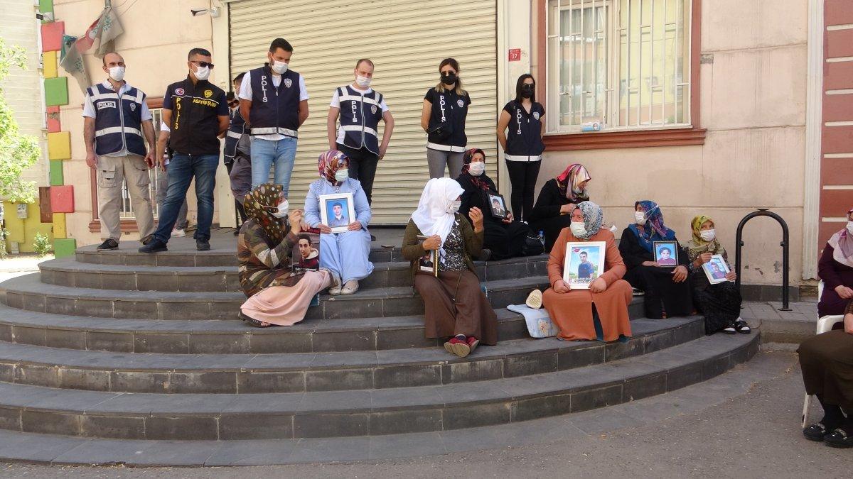 Diyarbakır annesi: Kepenkleri kapattırdık onlara, inşallah HDP de kapanır