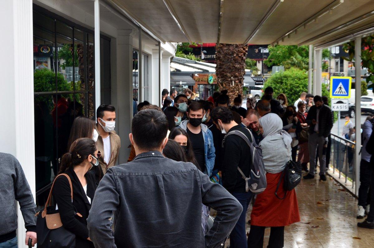 Avcılar'da nikah dairesi önünde yoğunluk