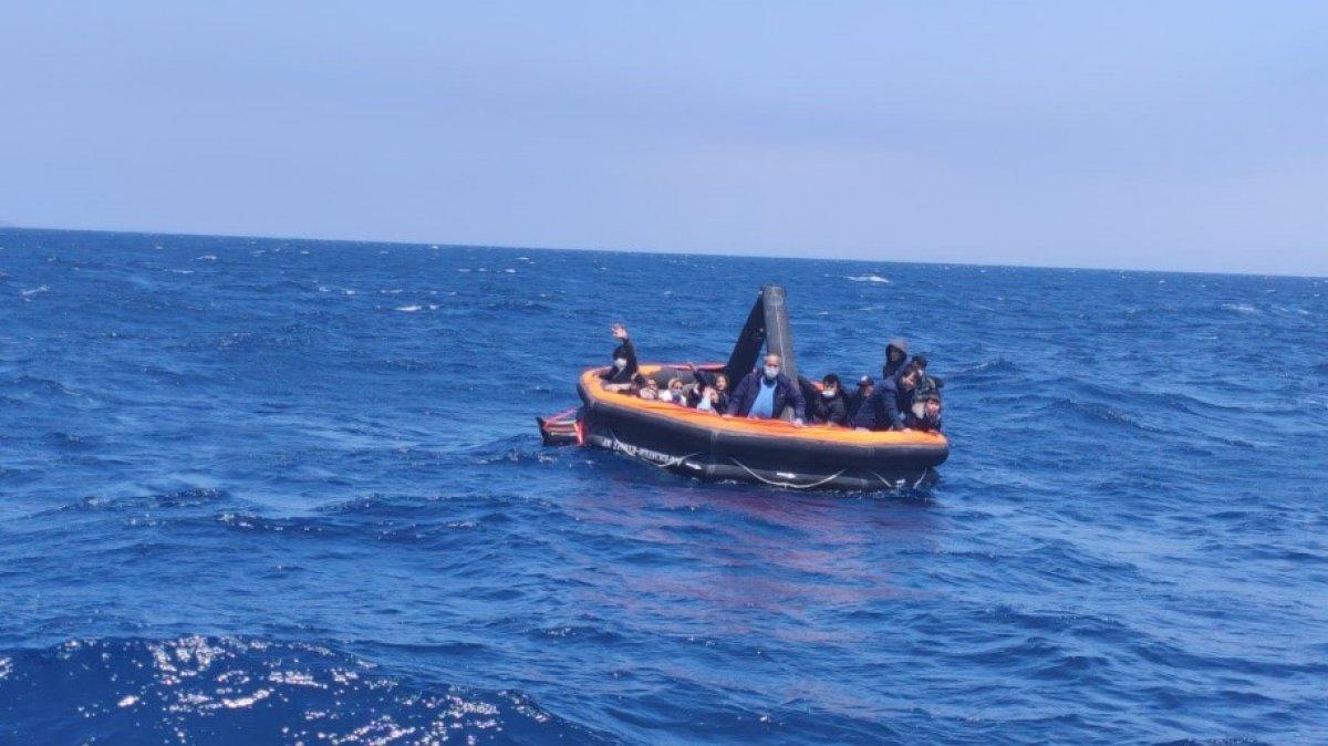 İzmir'de 74 sığınmacı kurtarıldı