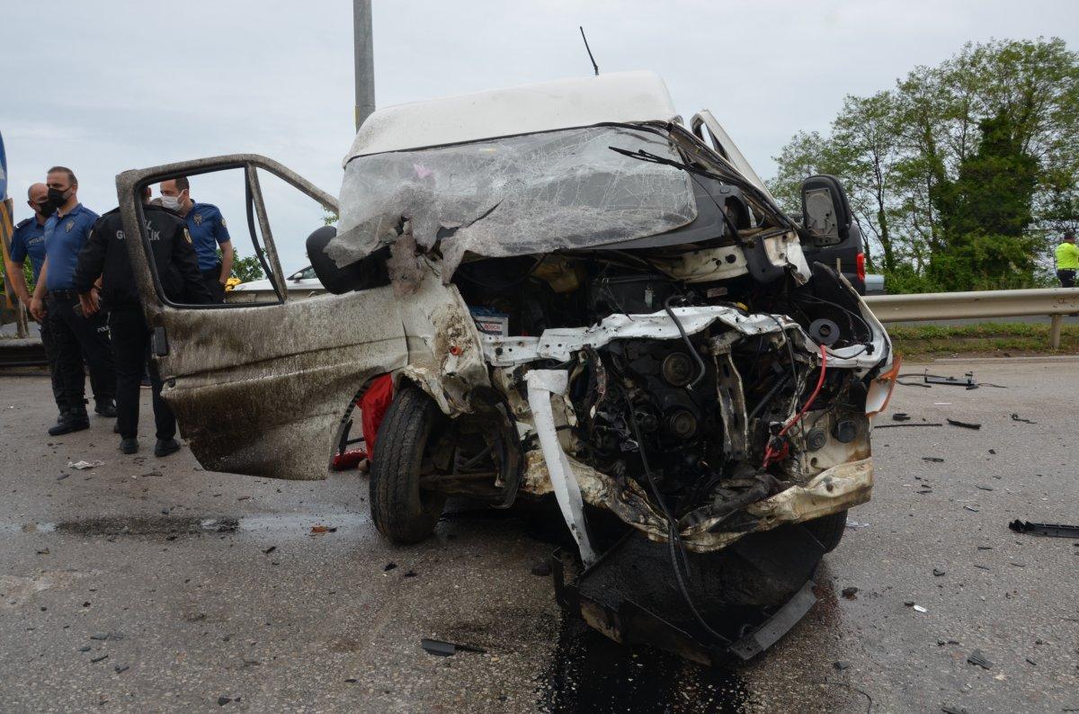 Ordu'da işçi minibüsü ile kamyonet çarpıştı