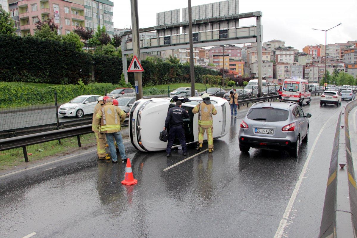 Kağıthane’de kaza: Otomobil yan yattı