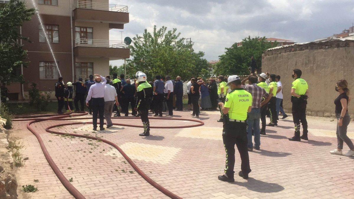 Konya’da yangına giden itfaiye ekipleri, dar sokaktan geçemedi