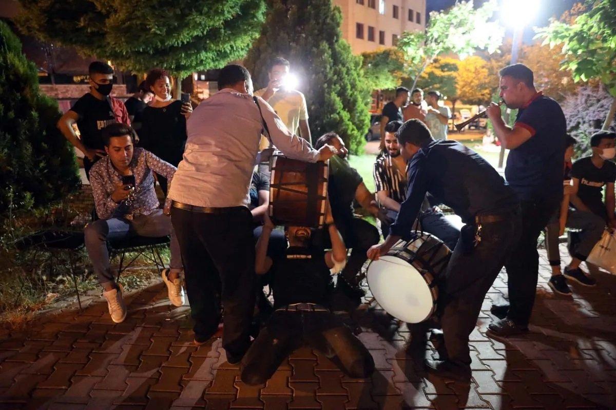 Gaziantep'de kademeli normalleşme halaylarla kutlandı