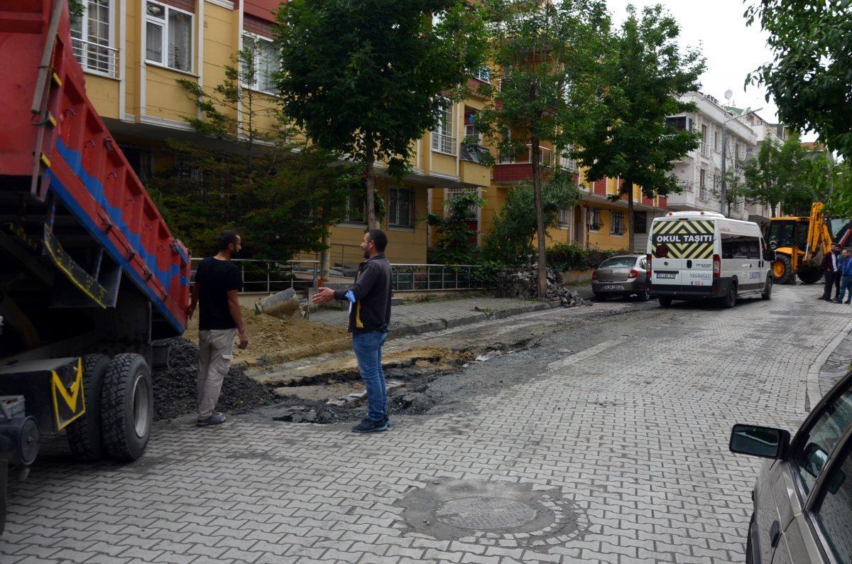 Avcılar’da yağmur sonrası yol çöktü