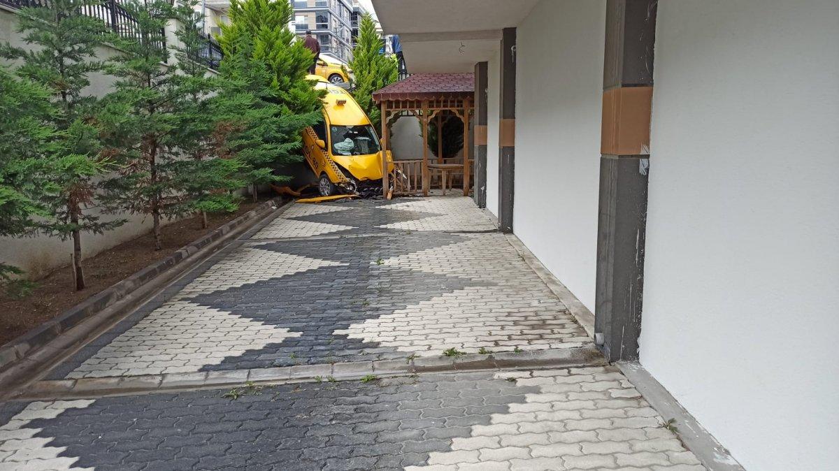 Beylikdüzü’nde, ticari taksi site bahçesine çakıldı