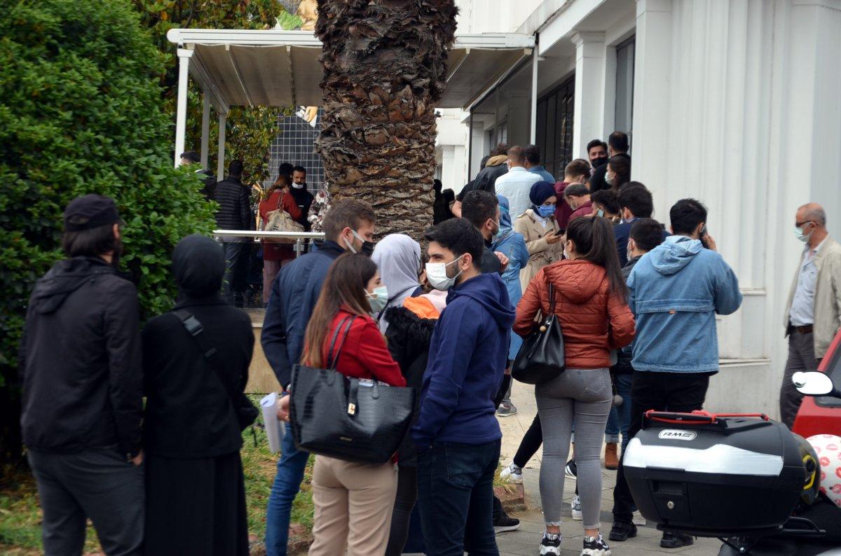 Avcılar'da nikah dairesi önünde yoğunluk