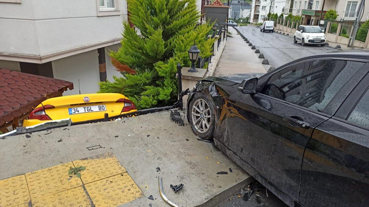 Beylikdüzü’nde, ticari taksi site bahçesine çakıldı