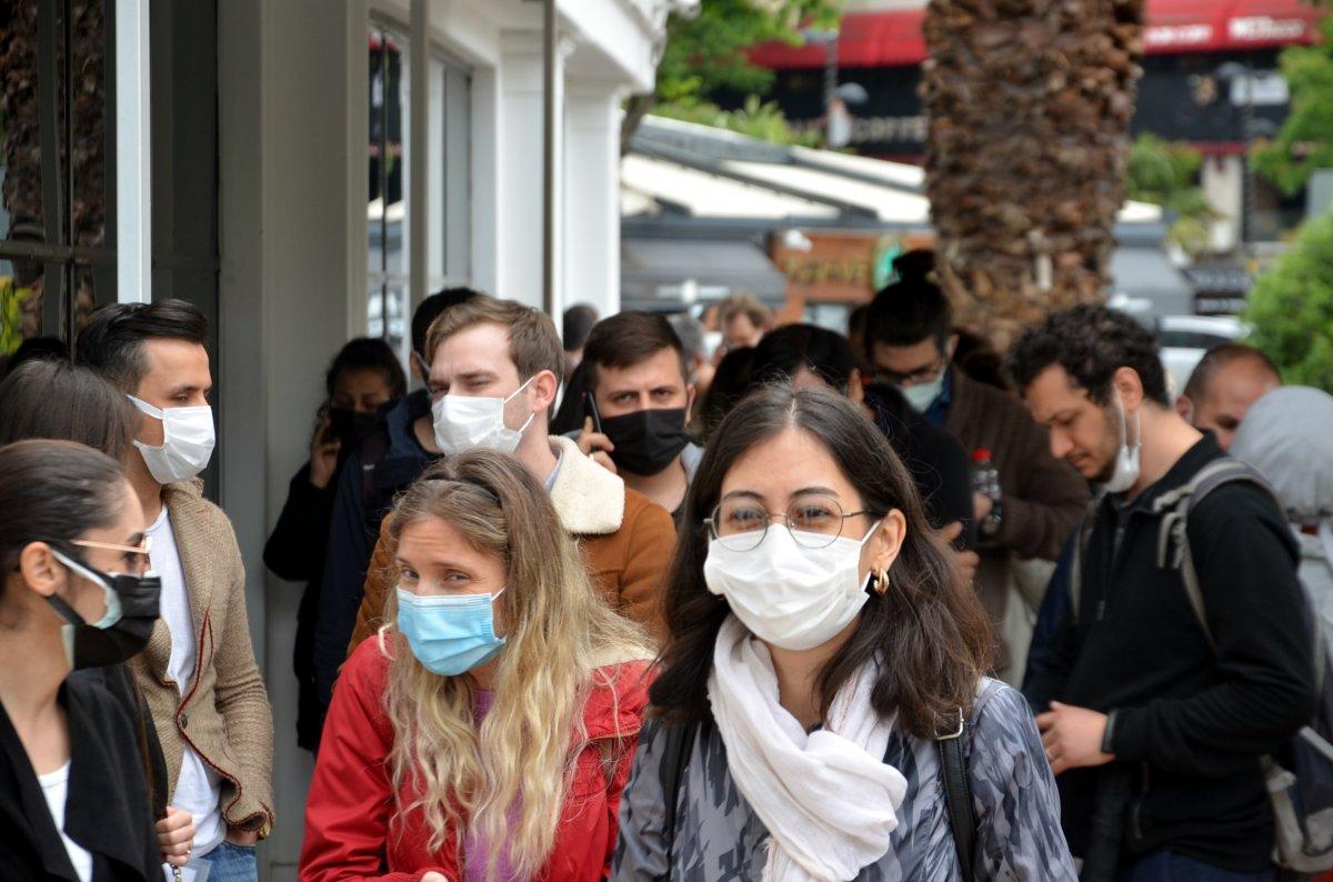 Avcılar'da nikah dairesi önünde yoğunluk