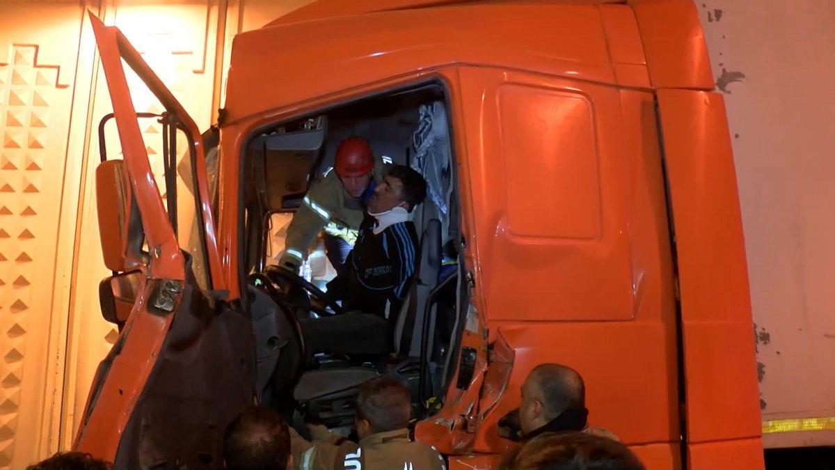 Bayrampaşa’da kazayı görüp yavaşlayan tıra başka bir tır çarptı