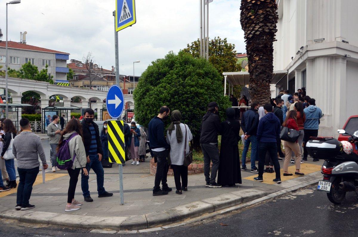 Avcılar'da nikah dairesi önünde yoğunluk
