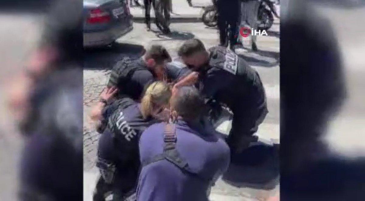 Fransa’da, otomobilini kalabalığın üzerine sürdü