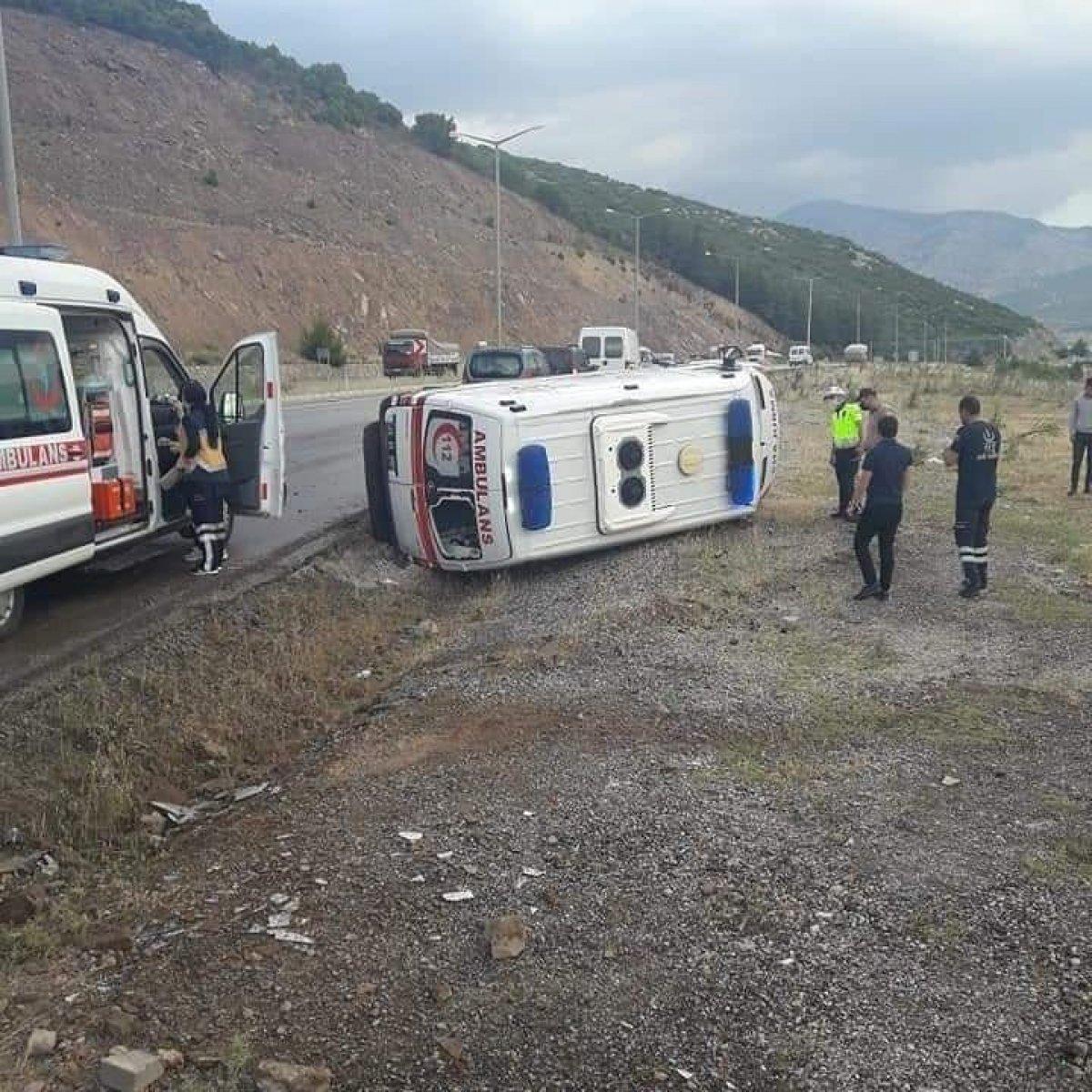 Denizli'de ambulans devrildi: 4 yaralı