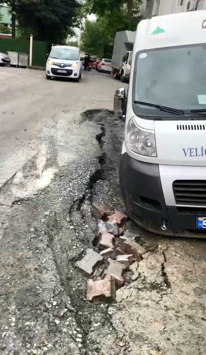 Avcılar’da yağmur sonrası yol çöktü