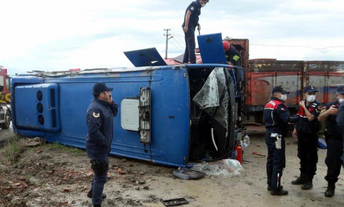 Samsun'da mahkumları taşıyan cezaevi ring aracı devrildi
