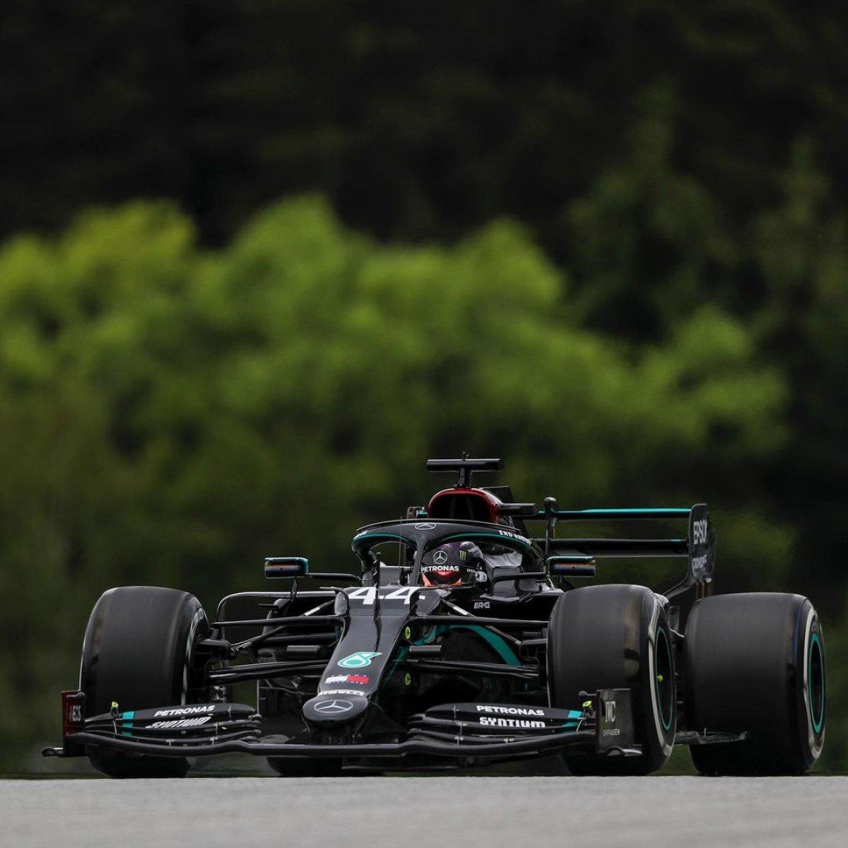 Lewis Hamilton, paraşütle atladı