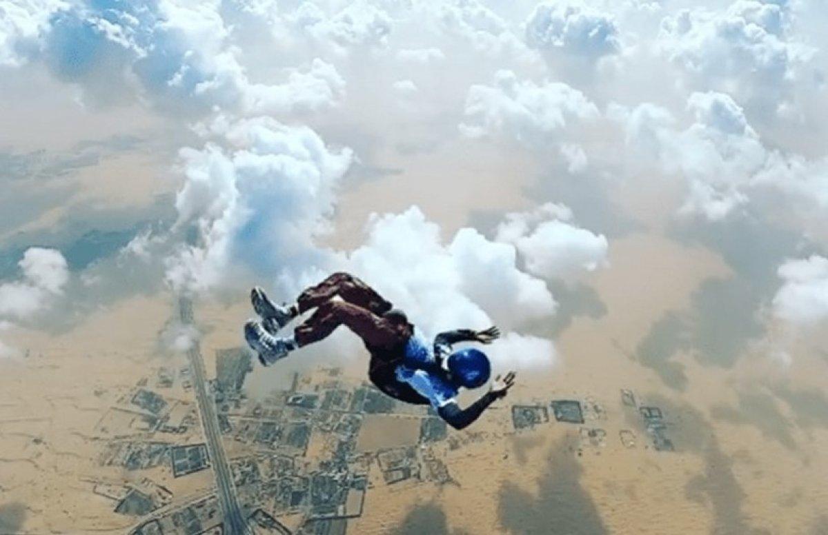 Lewis Hamilton, paraşütle atladı