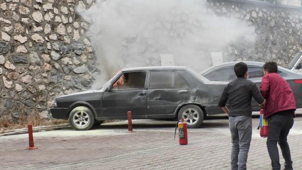 Karabük'te park halindeki otomobil yandı