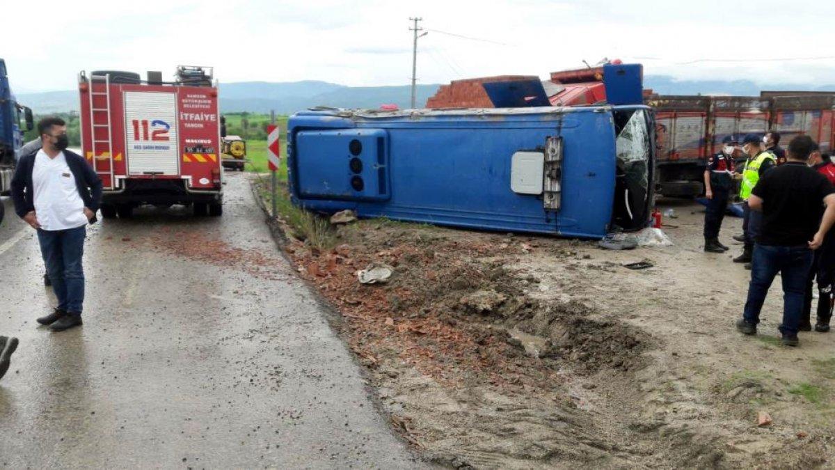 Samsun'da mahkumları taşıyan cezaevi ring aracı devrildi