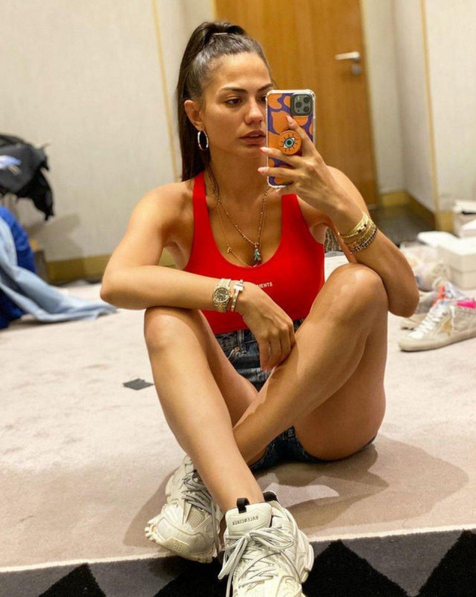 Demet Özdemir, mini şortuyla poz verdi