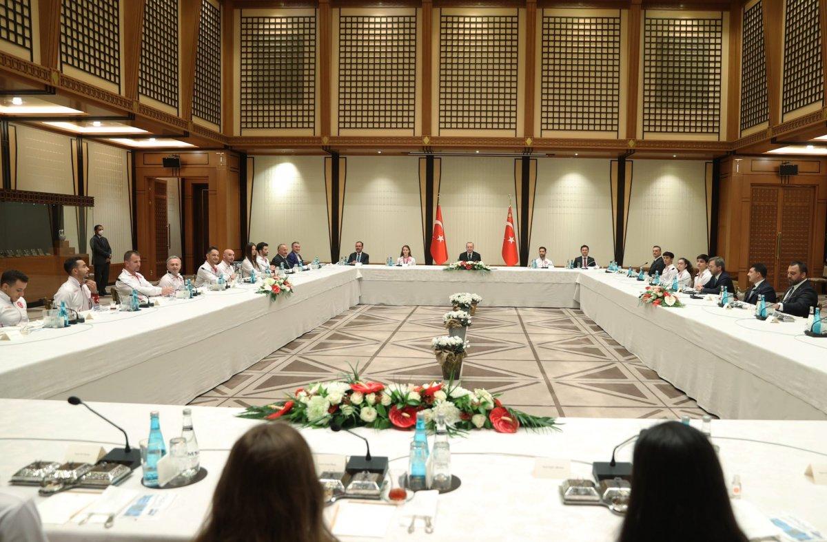 Cumhurbaşkanı Erdoğan başarılı cimnastikçileri kabul etti