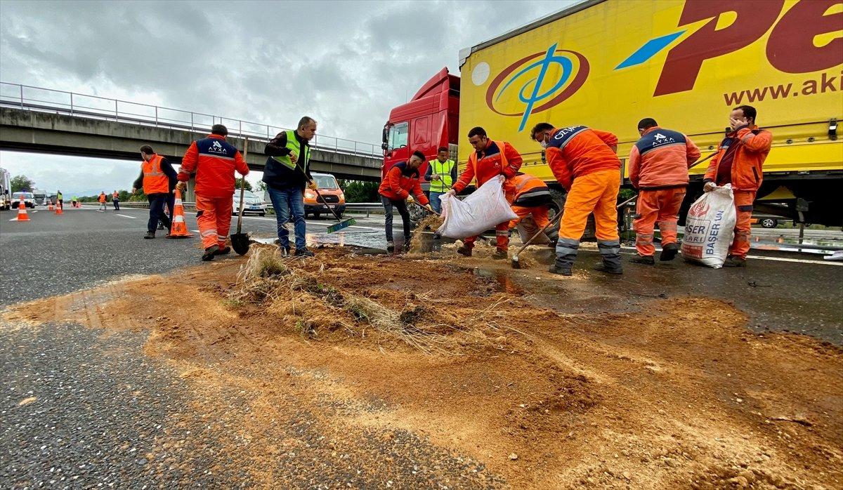 Düzce’de kazada karşı şeride geçen tır şoförü faciayı engelledi