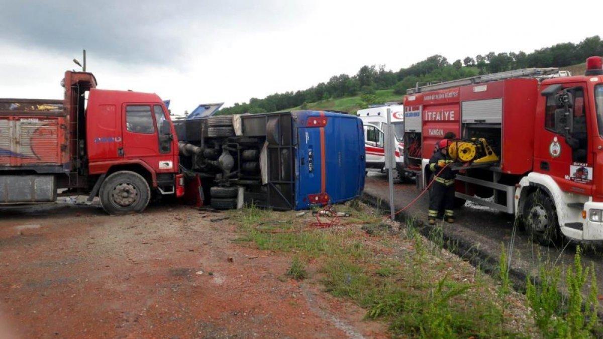 Samsun'da mahkumları taşıyan cezaevi ring aracı devrildi