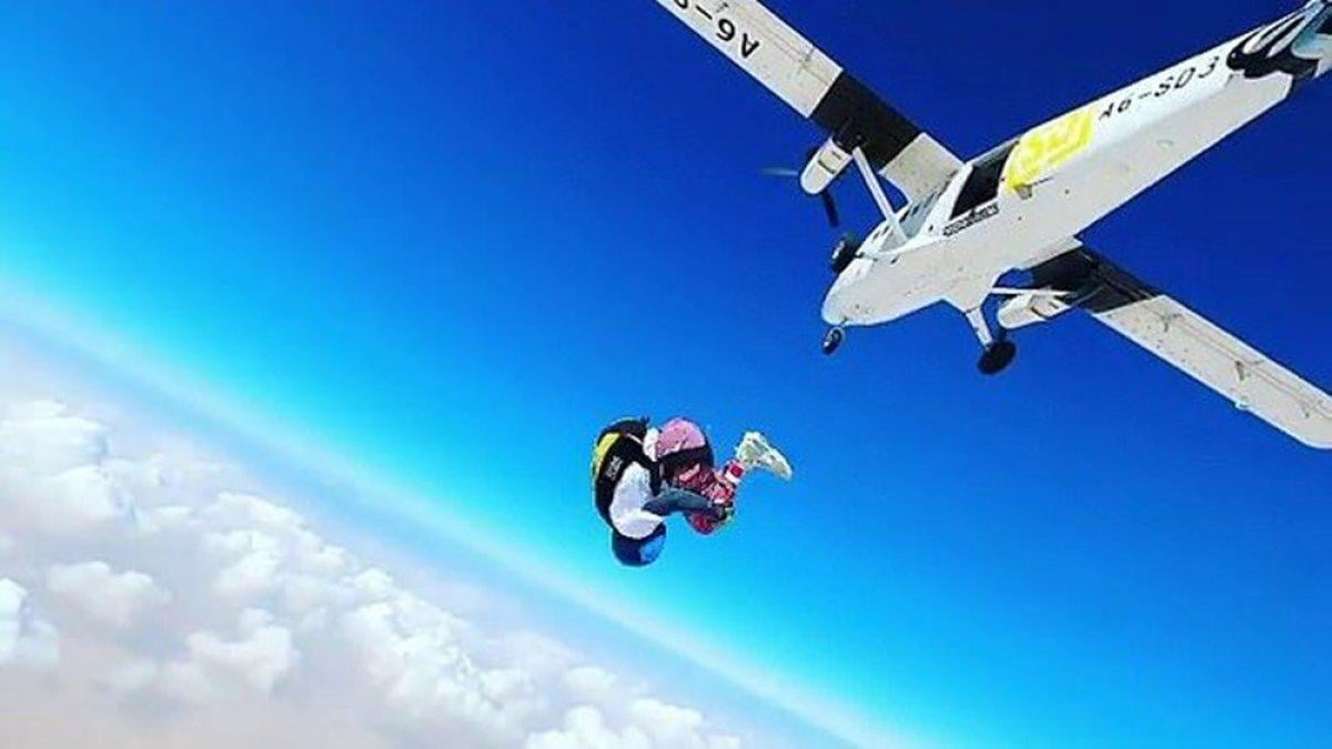 Lewis Hamilton, paraşütle atladı