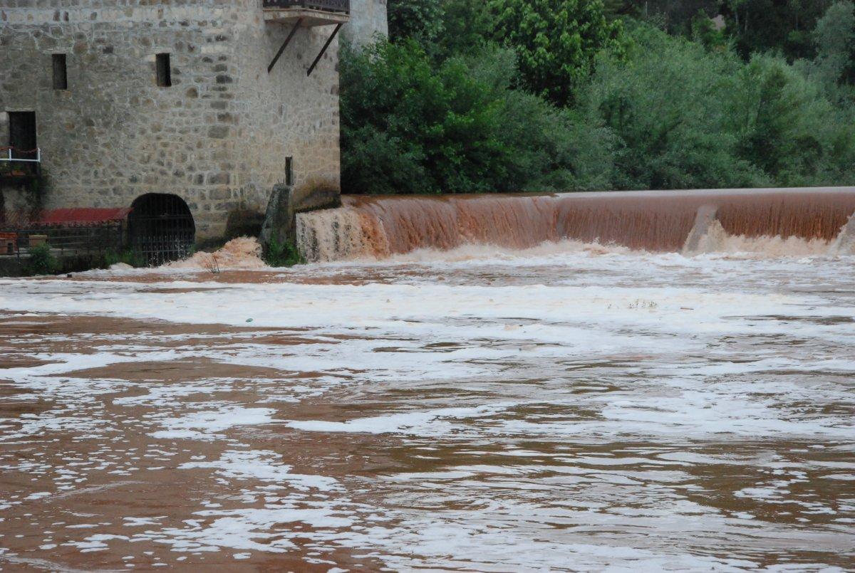 Bartın Irmağı'nın rengi kırmızıya döndü