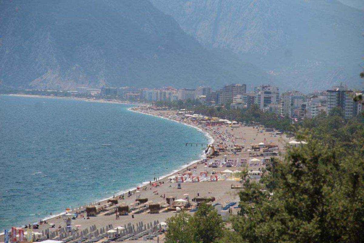 Antalya'da yerli ve yabancı turistler sahillere akın etti