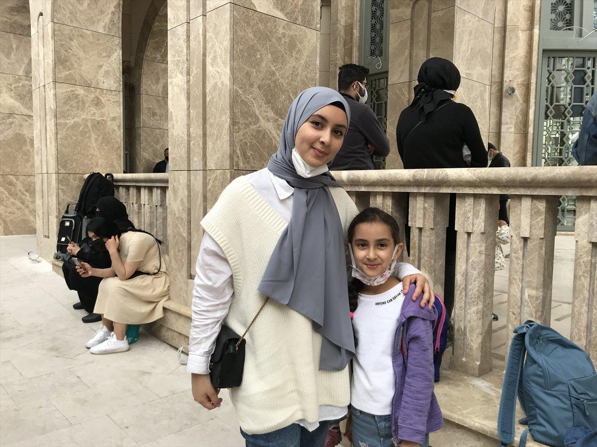 Taksim Camii'ne turistlerden yoğun ilgi