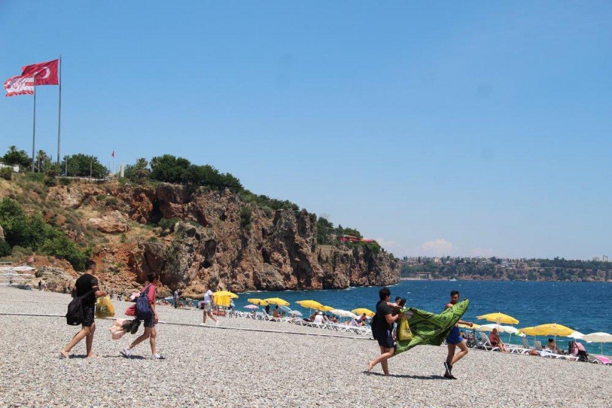 Antalya'da yerli ve yabancı turistler sahillere akın etti