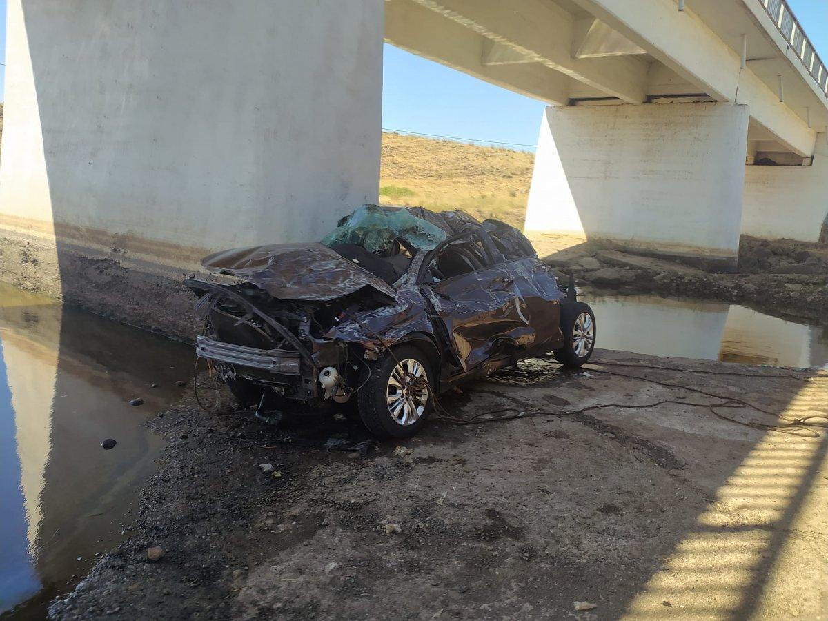 Şanlıurfa'da otomobil köprüden uçtu