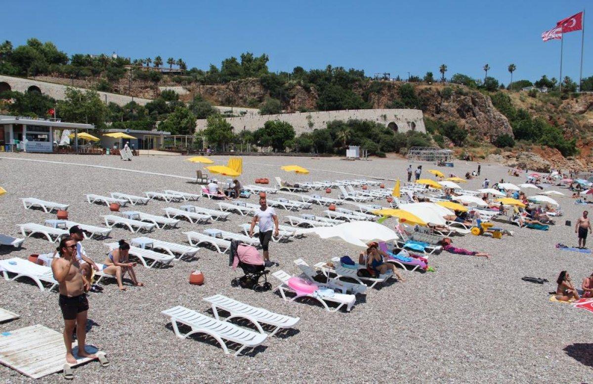 Antalya'da yerli ve yabancı turistler sahillere akın etti