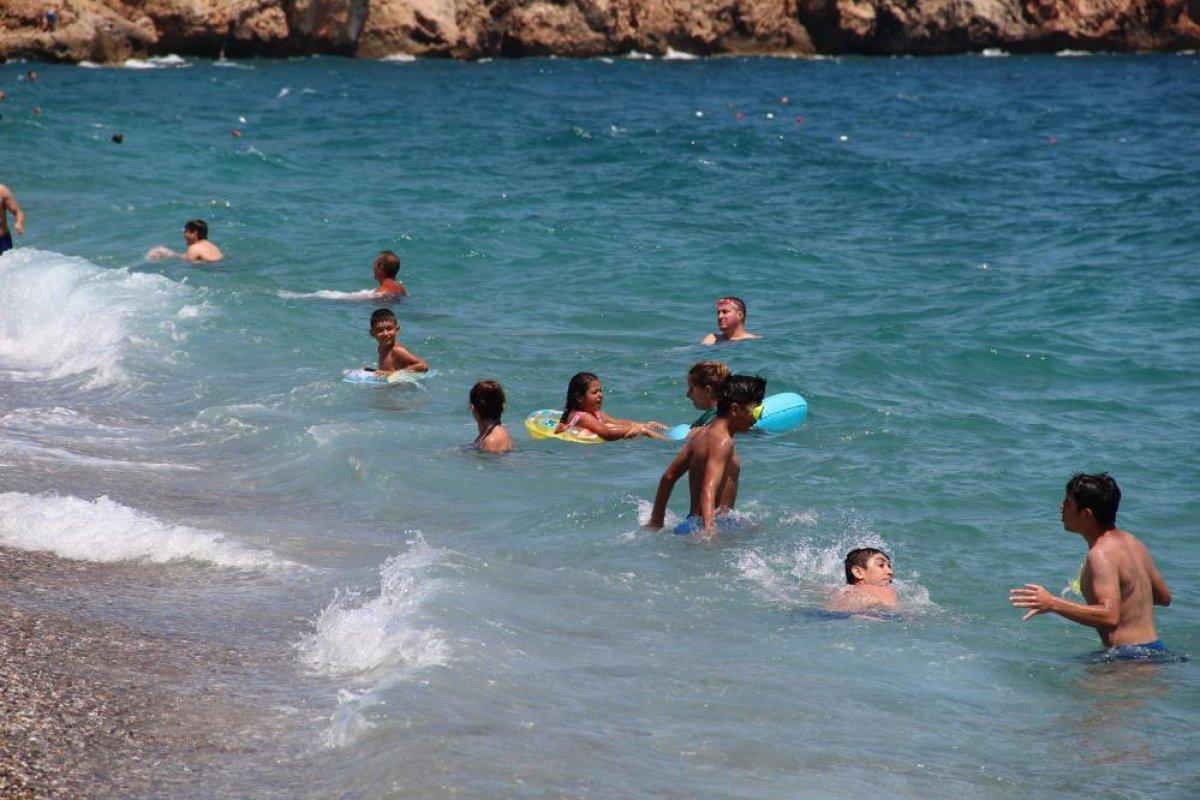Antalya'da yerli ve yabancı turistler sahillere akın etti