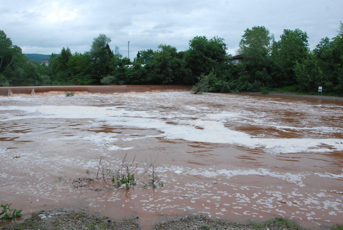 Bartın Irmağı'nın rengi kırmızıya döndü