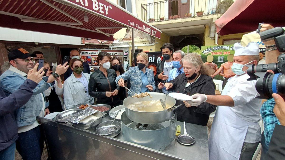 Mehmet Nuri Ersoy'un eşi Pervin Ersoy ciğer pişirdi