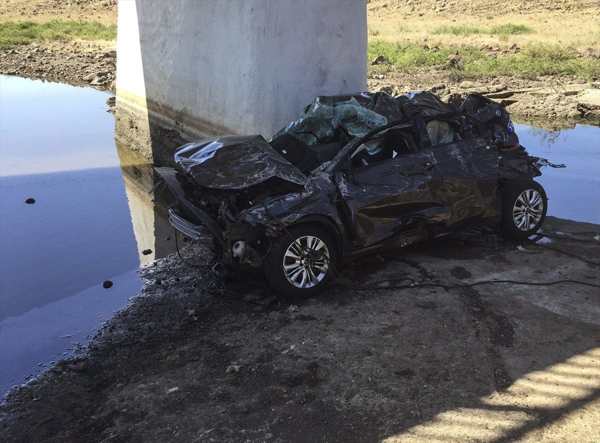 Şanlıurfa'da otomobil köprüden uçtu