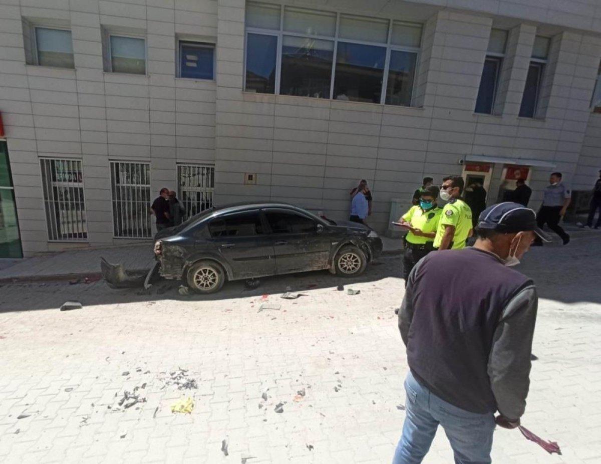 Konya'da freni patlayan kamyon beyaz eşya dükkanına girdi