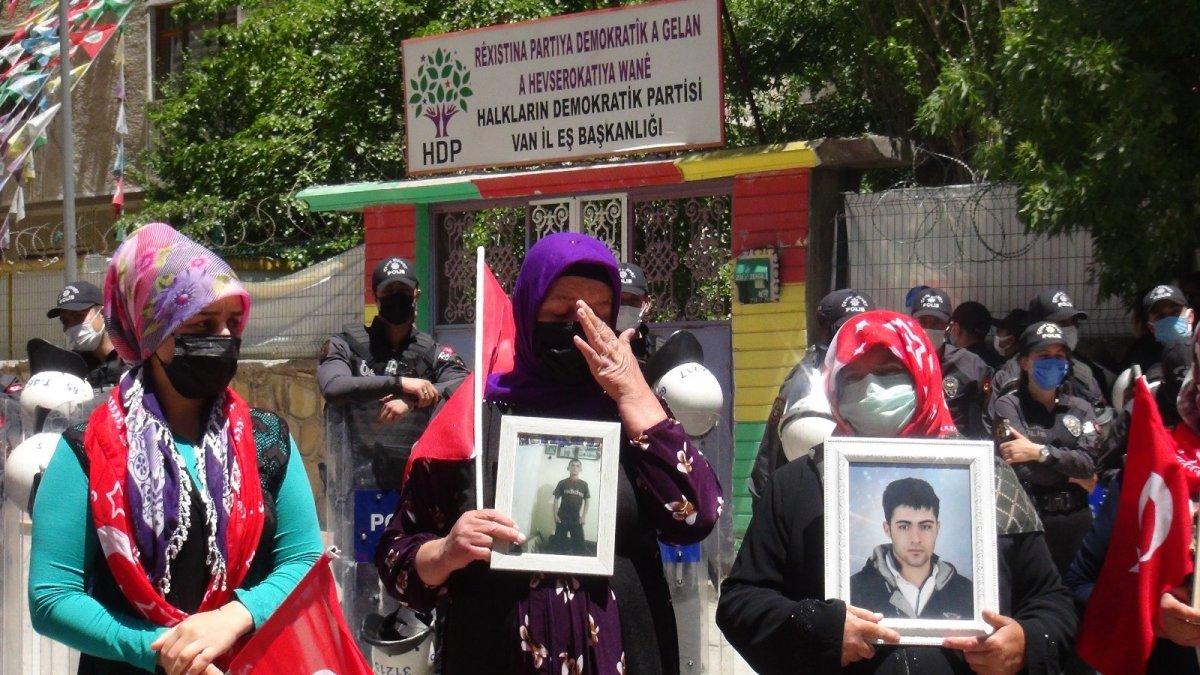 Van’da 32 ailenin HDP binası önündeki evlat nöbeti devam ediyor