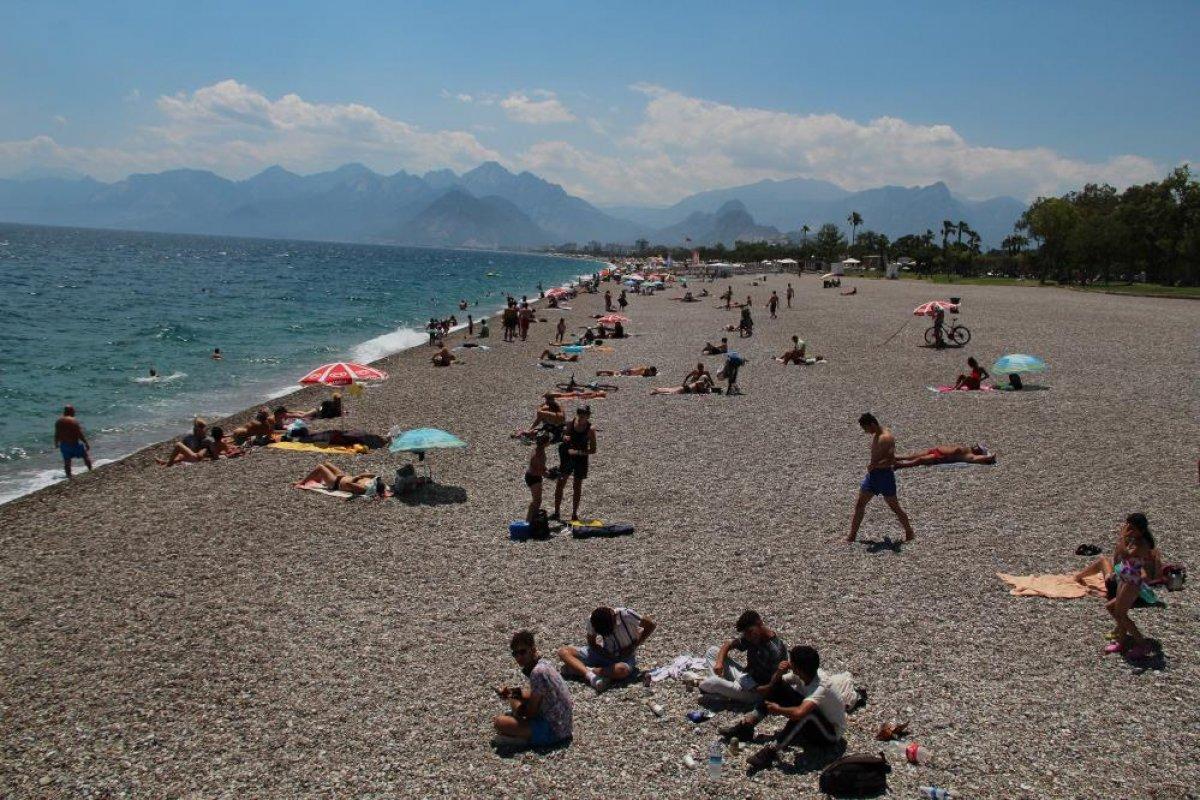 Antalya'da yerli ve yabancı turistler sahillere akın etti