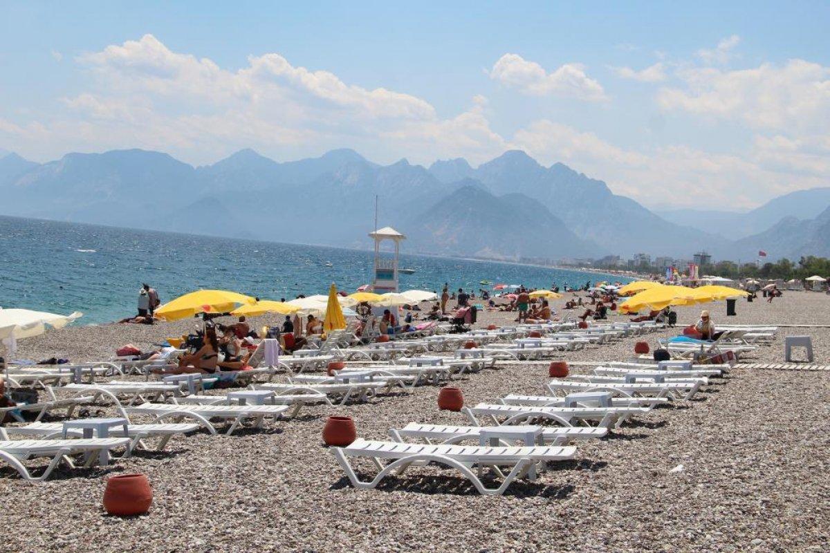 Antalya'da yerli ve yabancı turistler sahillere akın etti