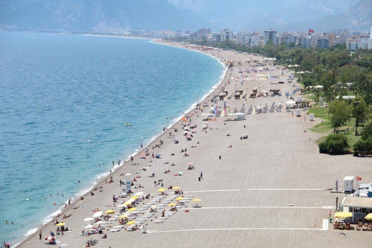 Antalya'da yerli ve yabancı turistler sahillere akın etti