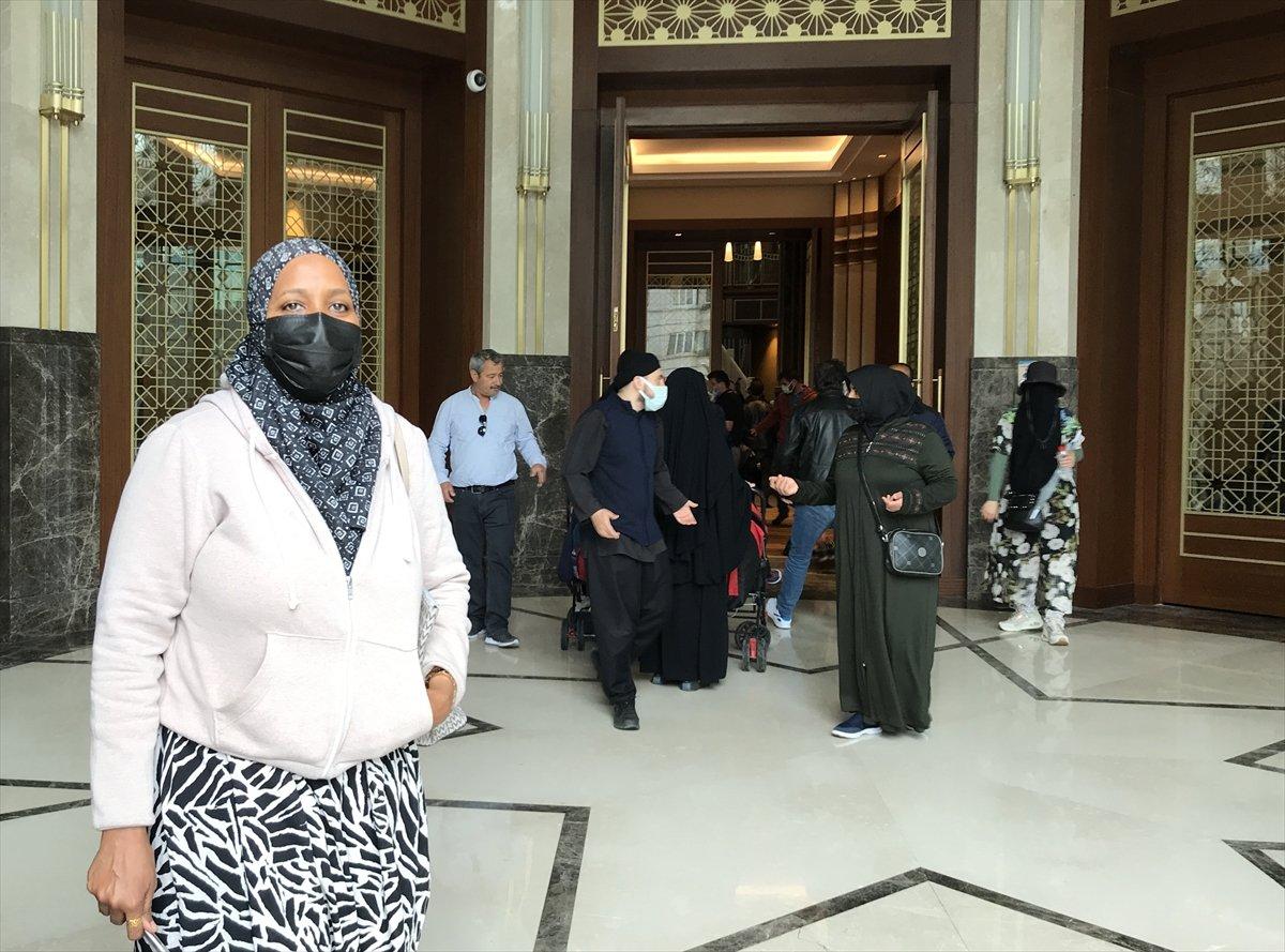 Taksim Camii'ne turistlerden yoğun ilgi