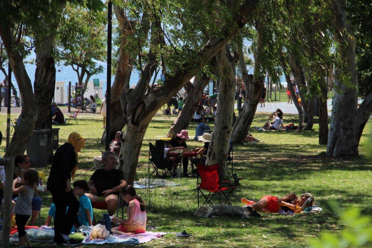 Antalya'da yerli ve yabancı turistler sahillere akın etti