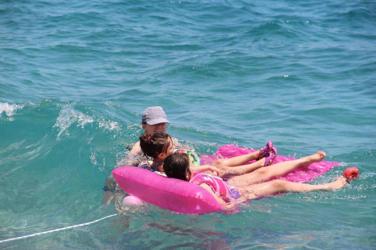 Antalya'da yerli ve yabancı turistler sahillere akın etti