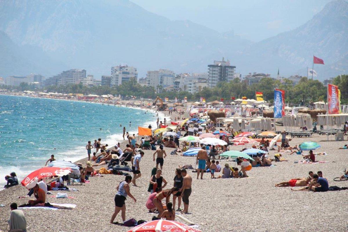Antalya'da yerli ve yabancı turistler sahillere akın etti