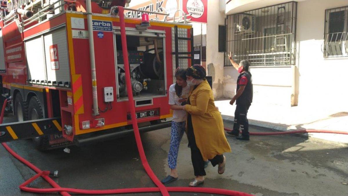 Mersin'de 5 katlı apartmanda yangın çıktı